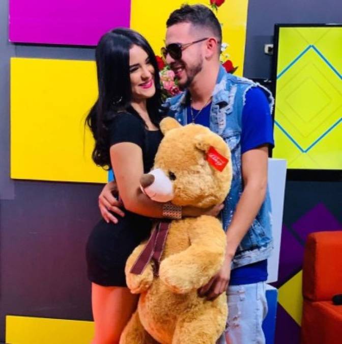 La presentadora y bailarina hizo oficial su noviazgo con el cantante Mr JC 'El del palabreo', artista que reside en Miami, Estados Unidos.