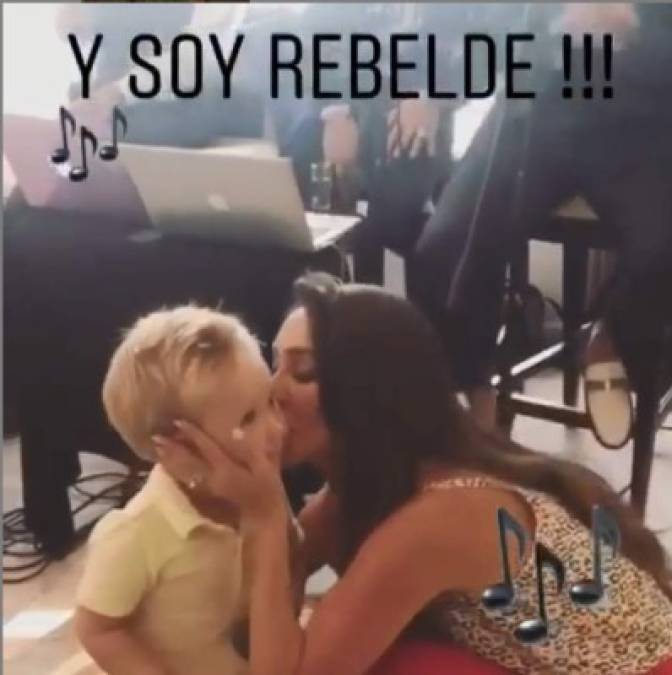 Manuelito sorprendió a Anahí al cantar un fragmento de la canción 'Soy rebelde'.