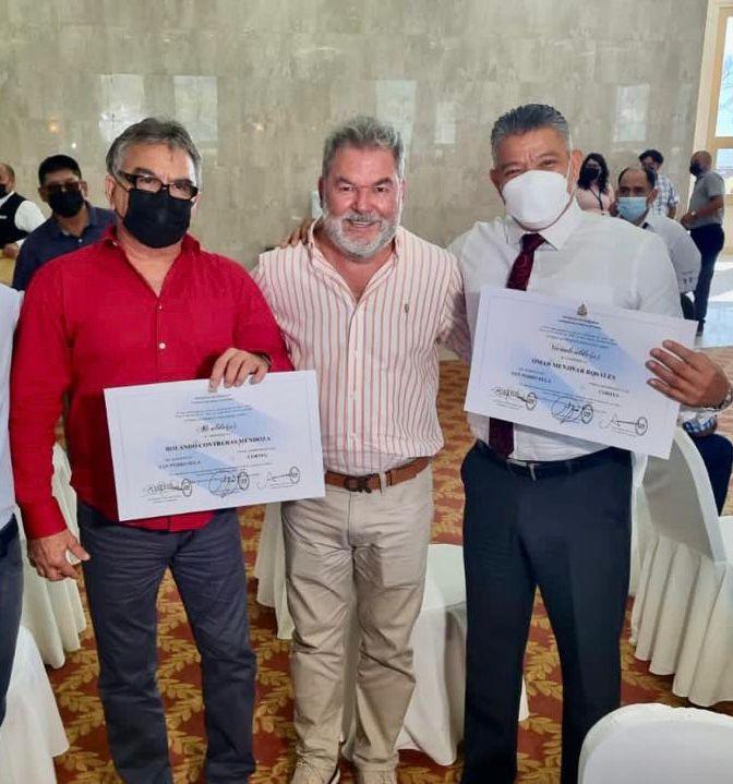 Rolando Contreras junto a su hermano Roberto Contreras y Omar Menjivar reciben su credencial de alcalde electo y vicealcalde, respectivamente.