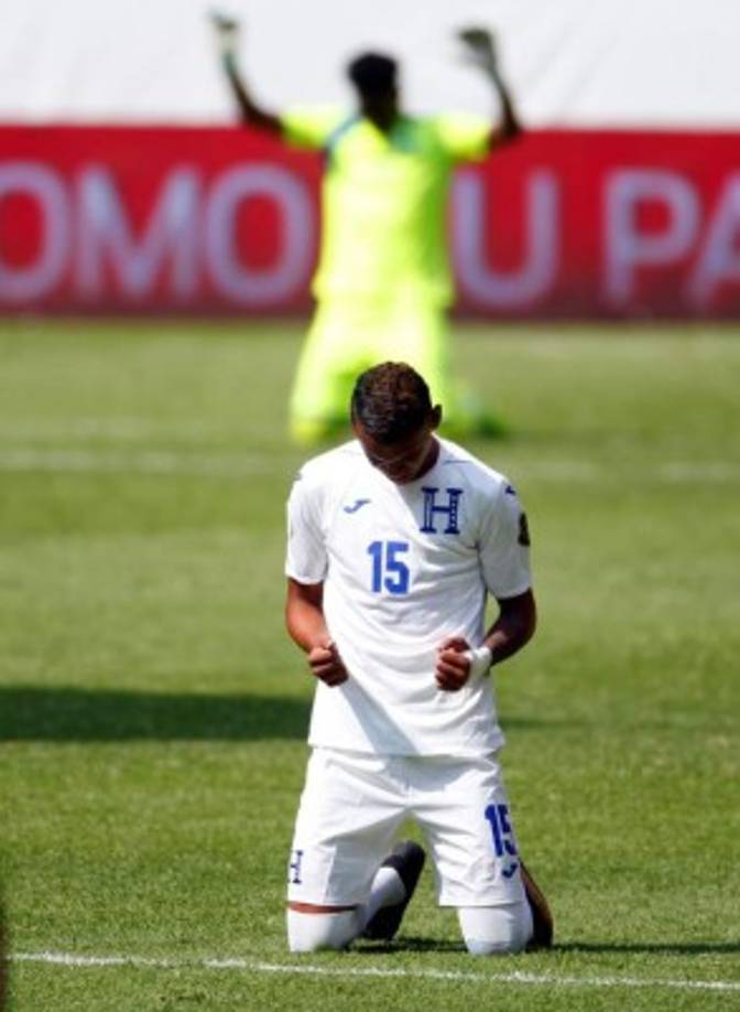 Kervin Arriaga agradeciendo a Dios por el triunfo ante Haití.