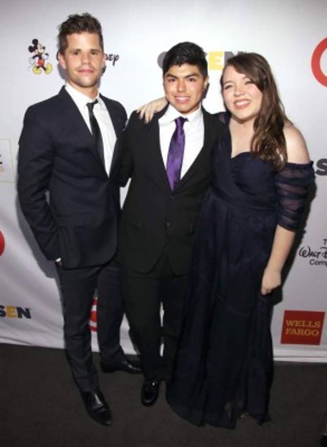 <br/>El actor Charlie Carver junto a Edward Estrada, uno de los estudiantes honrados este año, y Madison Miszewski.<br/>