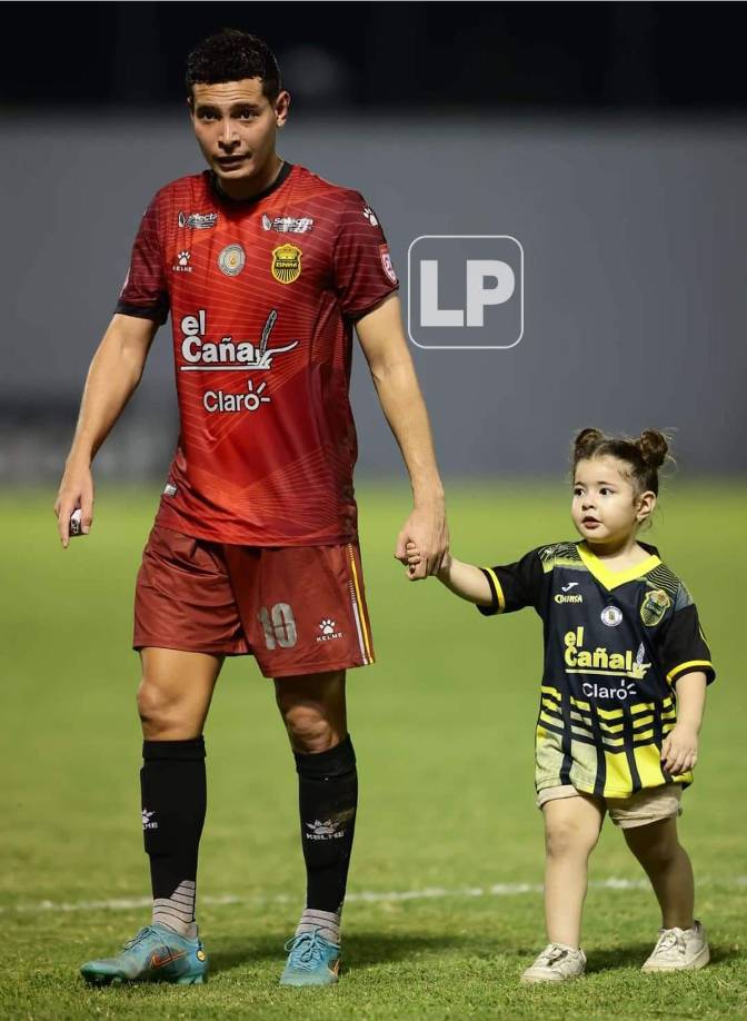 Bello momento vivió Jhow Benavídez con la compañía de su hija en la cancha del Morazán tras el partido.