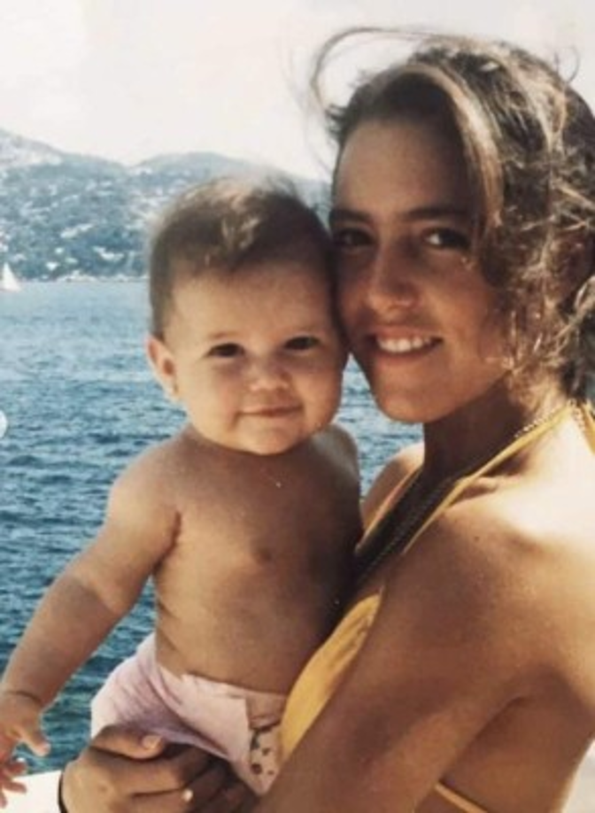 “Hoy, cómo madre de familia, apoyo profundamente las palabras sinceras y con dolor, que han salido del corazón de mi hija, en defensa de su persona. Me parece reprobable, innecesaria y de mal gusto, la manera en la que han retratado la imagen de mi hija Michelle los creativos e involucrados de la segunda temporada de la serie del Sr. Gallego, padre de mi hija”, agregó muy molesta la artista mexicana.