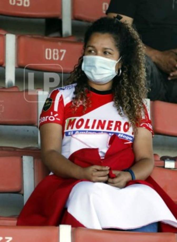 Otra aficionada del Vida que apoyó a su equipo durante el juego ante Motagua.