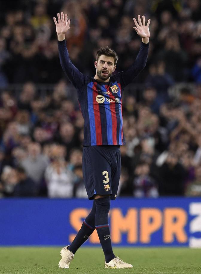 Gerard Piqué se fue del campo bajo una enorme ovación y aplausos de la afición del Barcelona en el Spotify Camp Nou.