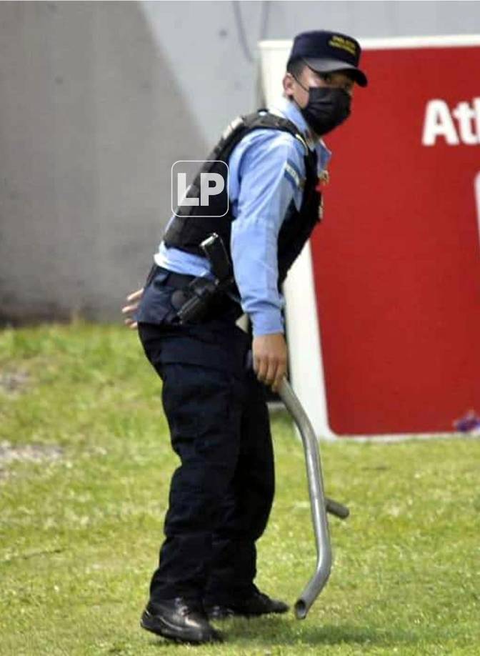 Este miembro de la Policía Nacional se llevó un objeto de metal que cayó al campo.