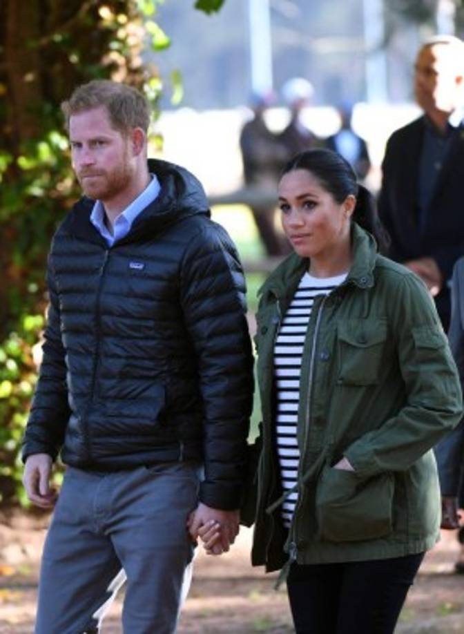 Para cerrar su visita a Marruecos, el príncipe Enrique y su esposa Meghan, duques de Sussex, visitaron este lunes una escuela de terapia ecuestre para jóvenes discapacitados en un centro de deportes hípicos de Rabat.