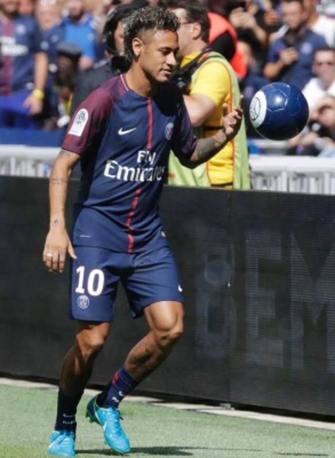Neymar ha recibido el cariño de la hinchada. FOTO AFP.