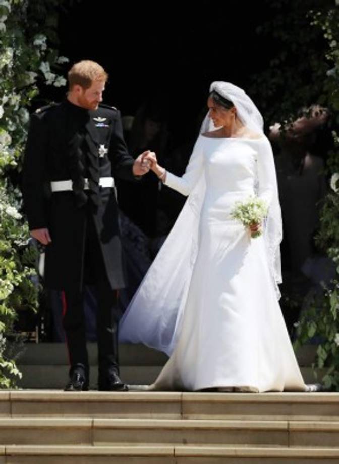 Por última la recién añadida Meghan Markle, duquesa de Sussex, quien usó un vestido de Clare Waight Keller.<br/><br/>La novia lució un diseño muy sencillo, blanco inmaculado con escote de cuello de barco y cubrió su rostro con un velo transparente, adornado con bordados en los bordes hechos de organza y con una cola de cinco metros de longitud.<br/>