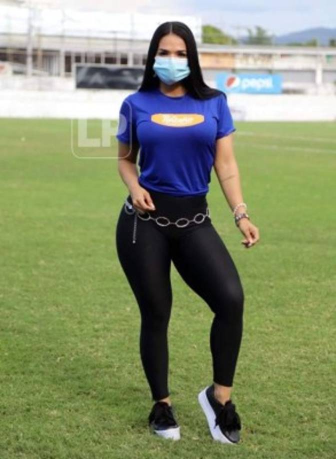 Una bella edecán en la cancha del estadio Excélsior.