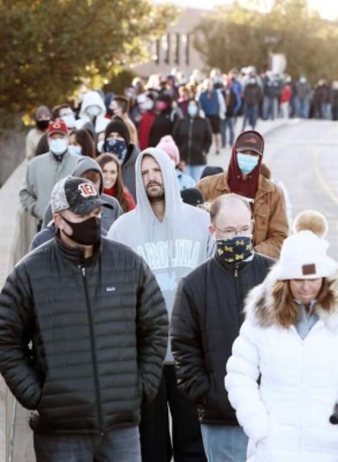 En el resto del país miles de personas hacían fila para comenzar a votar en los centros electorales que abrieron a las seis de la mañana.