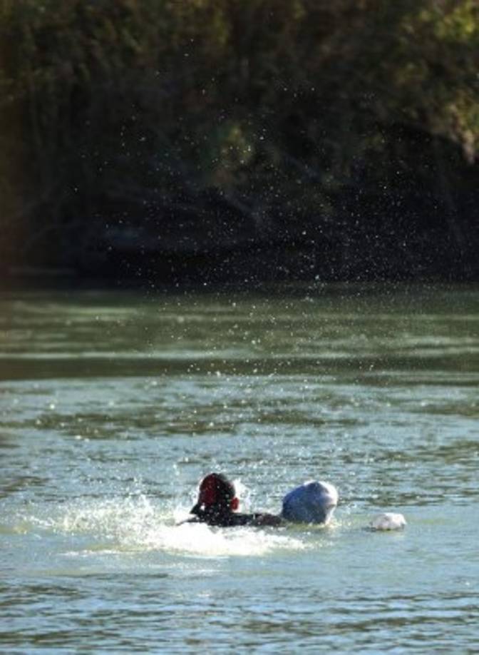 Los migrantes que intentan cruzar hacia el lado de los Estados Unidos, son sorprendidos por los profundos niveles de agua y la rápida corriente del río.