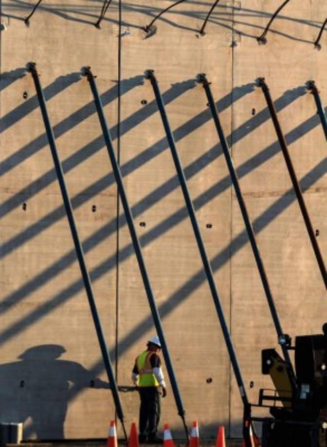 La construcción de los prototipos del que podría ser el nuevo muro entre México y Estados Unidos que desea levantar el presidente Donald Trump comenzó el martes en el área de Otay Mesa, en California, con el inicio de las obras por parte de las seis compañías seleccionadas en el proceso de licitación.<br/>