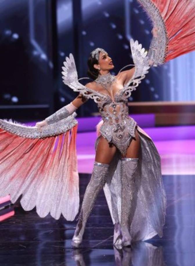 La belleza peruana, que deslumbró con cada uno de sus atuendos durante la gala, sorprendió al jurado al revelar durante la fase de preguntas que había sido víctima de abuso.