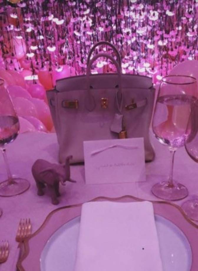 Según medios internacionales, los regalos estaban en exhibición junto a jirafas de peluche.