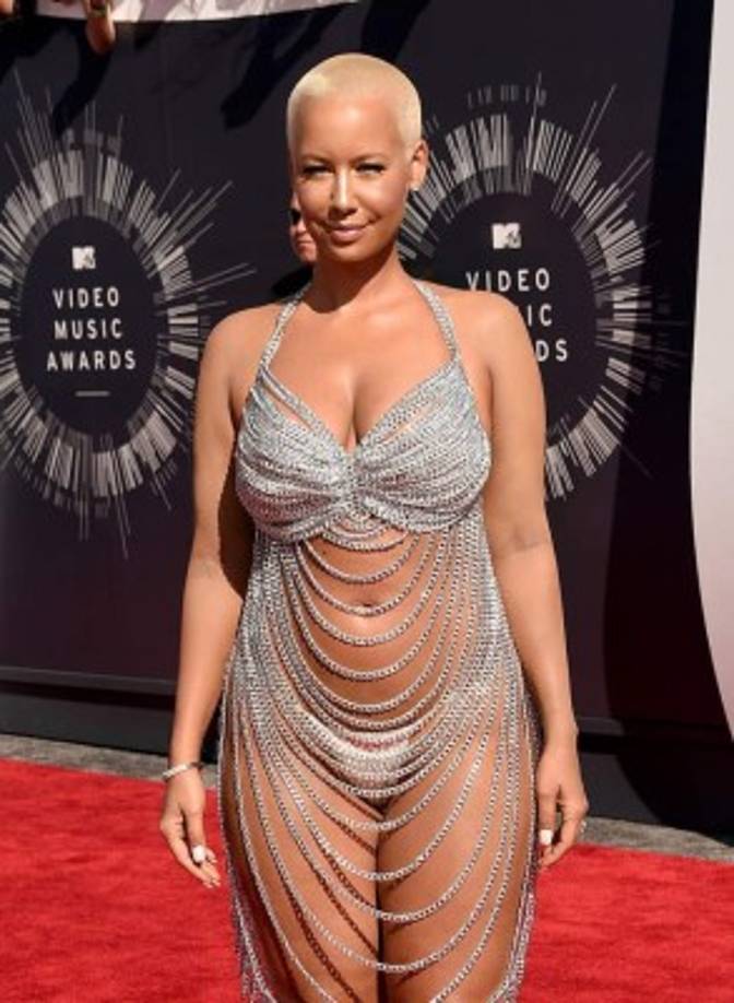 Amber Rose ex Wiz Khalifa y Kanye West declaró públicamente su bisexualidad en una entrevista para AskMen.com donde dijo ser una persona muy abierta en su sexualidad y que podría enamorarse tanto de un hombre como de una mujer.