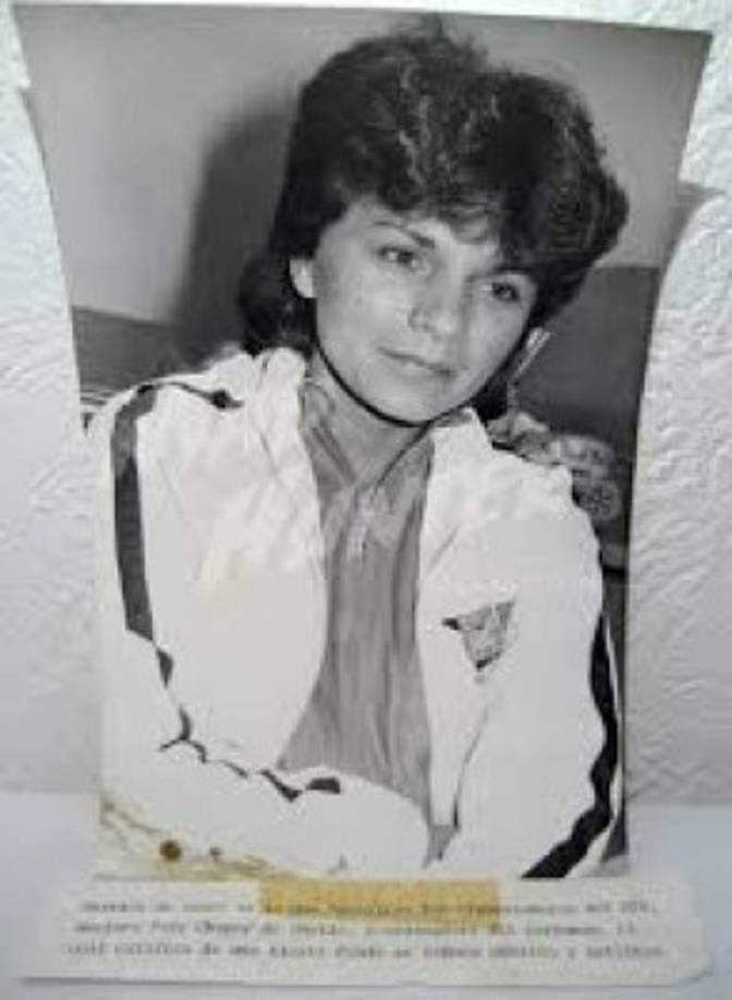 A sus 25 años llevaba un peinado ochentero tan bonito que estaba de moda en aquel momento.