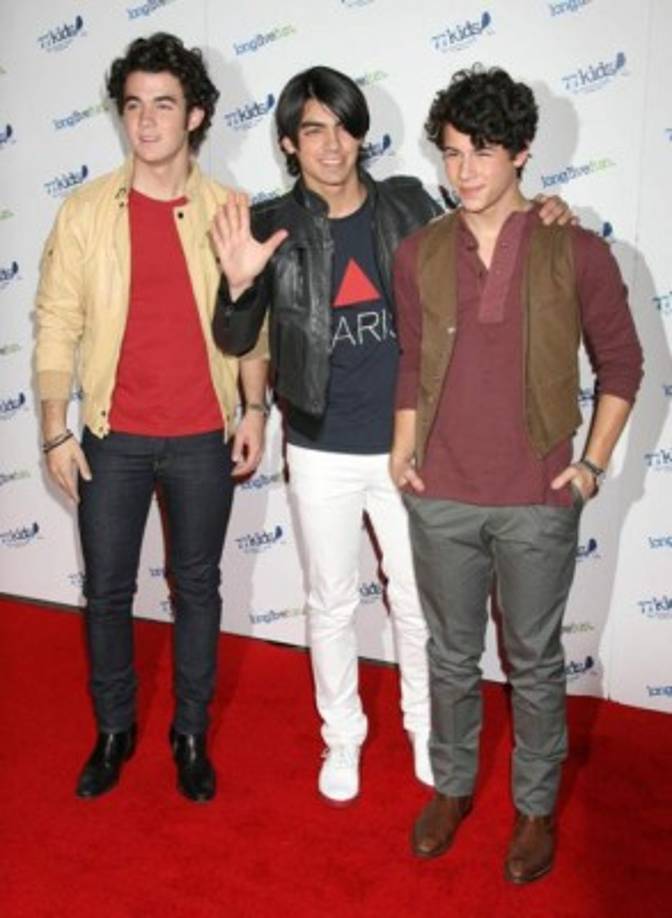 Su carrera musical comenzó en el 2004 cuando escribió junto a su padre la canción 'Joy To The World', que tuvo una excelente aceptación en las estaciones de música cristiana. Una discográfica se interesó y lo apoyó para que sacara el sencillo 'Dear God'. Ello le valió un contrato discográfico para grabar su disco debut 'Nicholas Jonas'.<br/><br/>