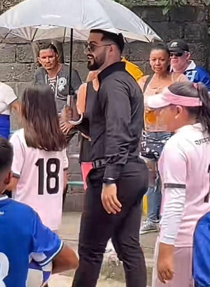 El atractivo maestro, Elmer Lizardo, imparte clases en la Escuela Normal Bilingüe “Guillermo Suazo Córdova” en La Paz.