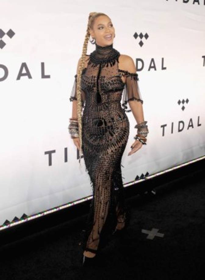 Con una largura que rozaba el suelo, los hombros al descubierto y cientos de cuentas alrededor del cuello que evocaban la idea de un chocker en versión XXL, el vestido de Beyoncé llamó la atención de todos los presentes.