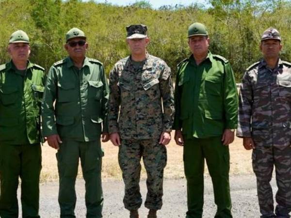 Fotografía difundida en la cuenta del Comandos Sur de EE.UU. de su comandante, general Francis L. Donovan (c), posando con el jefe del Estado Mayor General de Cuba, general Roberto Legrá Sotolongo (2-i), y otros militares cubanos el viernes, en la base naval en la bahía de Guantanamo (Cuba).