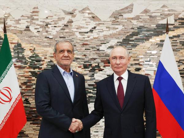 El presidente ruso Vladímir Putin y el presidente iraní Masud Pezeshkián (i) se dan la mano al posar para las fotos antes de una reunión al margen de la cumbre de la Organización de Cooperación de Shanghái (OCS) en Bishkek, Kirguistán. EFE/EPA/VYACHESLAV PROKOFYEV / SPUTNIK / KREMLIN POOL