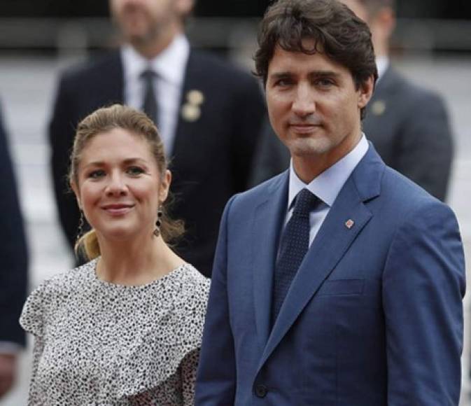 Justin y Sophie Trudeau (Canadá)<br/><br/>El primer ministro se puso en cuarentena después que su esposa, Sophie, presentará síntomas similares al covid-19 tras regresar de un viaje a Londres. Ella fue confirmada positivo el pasado 12 de marzo. MIRA: <a href='https://www.laprensa.hn/fotogalerias/farandula/1363284-411/el-coronavirus-paraliza-al-mundo-de-la-musica' style='color:red;text-decoration:underline' target='_blank'>El coronavirus paraliza al mundo de la música</a>