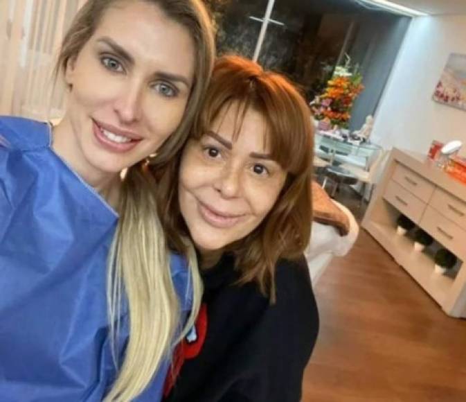 La intérprete de 'Mala hierba' fue tendencia luego de que la doctora Clara Hartmann compartiera fotografías de la cantante sin una sola gota de maquillaje en su cuenta y su nuevo retoque.