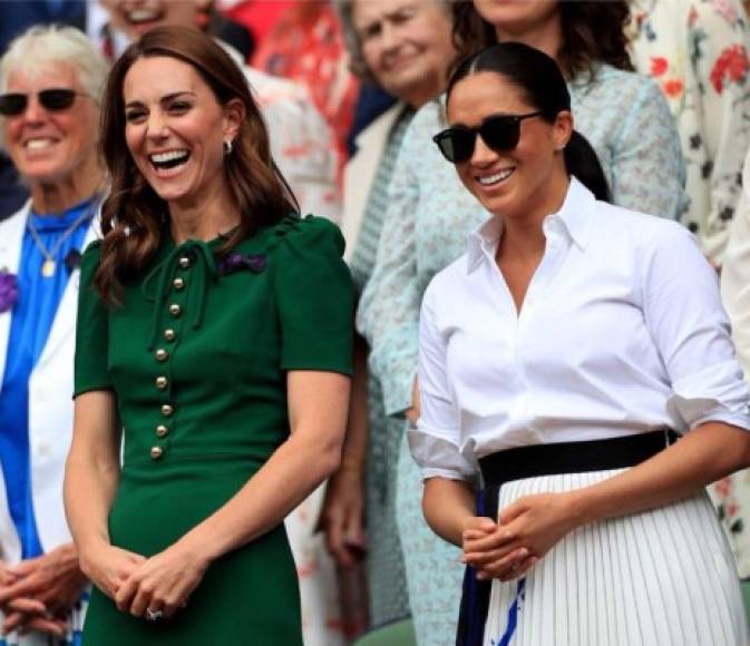 El 13 de julio Kate llegó acompañada de Meghan Markle para ver el juego de Simona Halep vs Serena Williams, en donde la primera se coronó campeona.<br/><br/>Las duquesas estuvieron acompañadas de la hermana de Kate, Pippa Middleton.<br/><br/>Esta fue la primera aparición en Wimbledon para las concuñas, quienes no eran vistas juntas en el evento desde el debut de Markle en el torneo como miembro de la realeza en 2018.<br/>