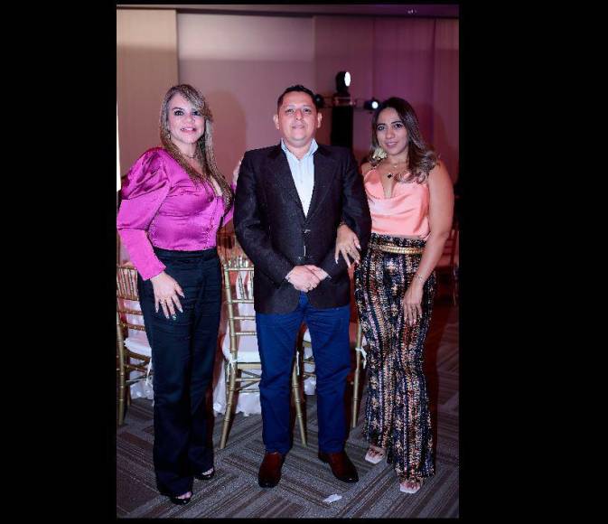 Iveth Rueda junto con Luis y Nancy Carrillo