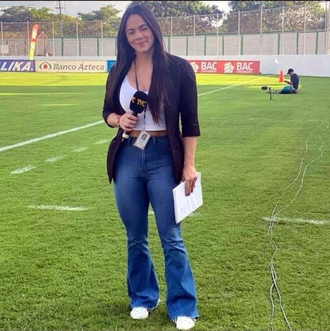 Isabel Zambrano confirmó en su Instagram lo que le tiraron desde las gradas en Comayagua. ”A ese que me tiró la cerveza hoy en el estadio... me la hubiera dado mejor para tomármela. Esas cosas no se botan muchacho. Lo que sufrimos los reporteros”, escribió la reportera de TVC.