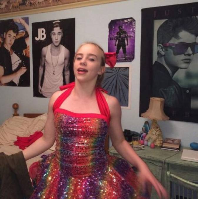 La cantante fue fanática de Justin Bieber, con quien trabajó en el remix de su canción 'Bad Guy' a mediados de 2019. 'Cualquier cosa es posible', compartió Eilish junto a una foto antigua en donde posa junto a los carteles del cantante de 'Sorry'.