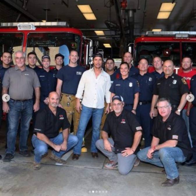 El actor Matthew McConaughey visitó un parque de bomberos.