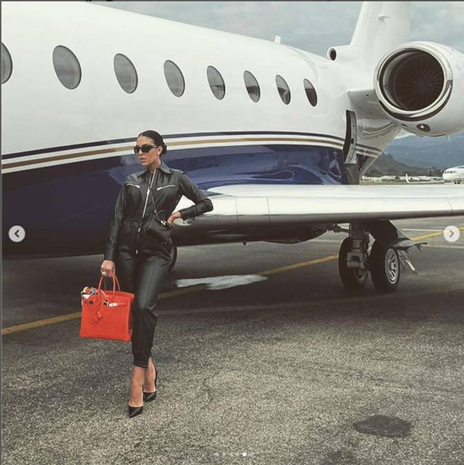 Georgina Rodríguez posó junto al jet privado que la ha llevado a la ciudad francesa de Cannes.