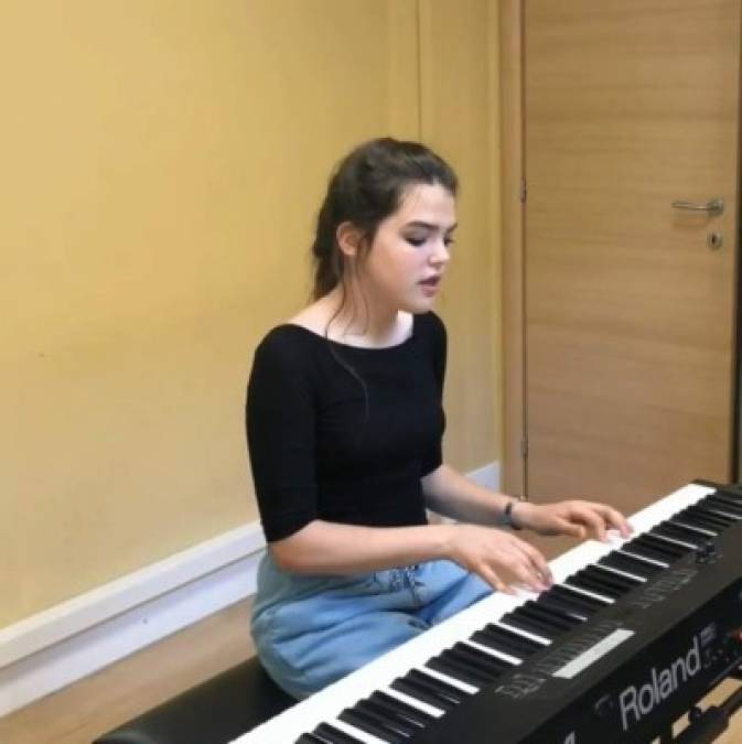 Tess ama tocar el piano, ella debutó como cantante con la canción Psycho, la cual, forma parte del disco Music Inspired by the Film Roma en el que participaron varios artistas como Patti Smith, Beck y DJ Shadow.