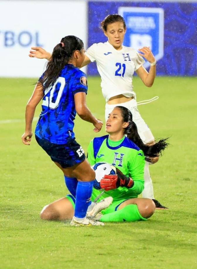 Nieto, es la portera de la selección de Honduras, y el pasado miércoles tuvo su graduación universitaria y pese a que tenía un partido al día siguiente, no dudo en perdérselo y viajó a otro país para disputarlo.