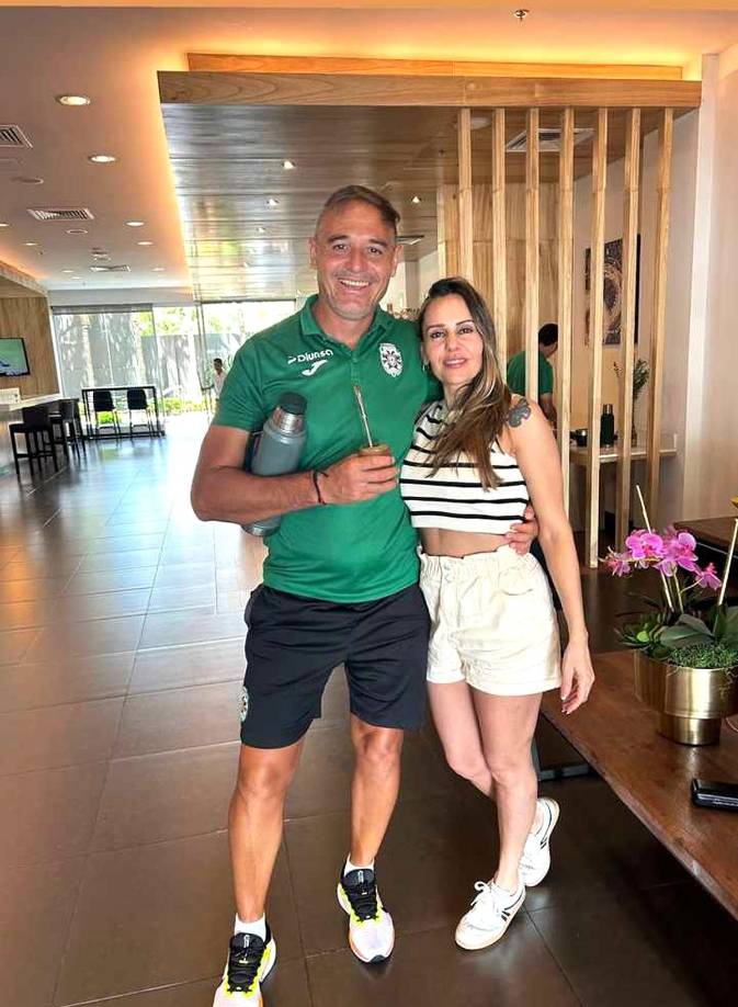 Taly Ávila, la guapa esposa de Hernán ‘La Tota’ Medina, acompaña al entrenador de Marathón en la capital para el partido contra el Motagua.