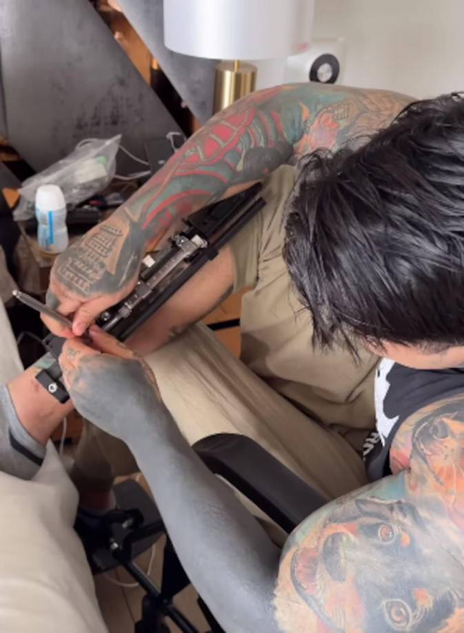 Durante su proceso de recuperación han pasado dos cosas que le han preocupado al creador de contenido colombiano; primero, la respuesta de sus tendones, lo cual complica su proceso de recuperación y, segundo, el dolor que le impide conciliar el sueño. “De por sí yo duermo poquito. Normalmente, duermo de 4 a 6 horas al día. Y yo voy a dormir mucho por día, pero no soy capaz. Pero estos días, los últimos 11 o 12, no he podido dormir sino de a dos horas cada día, máximo. Y eso, interrumpidas en lapsos interrumpidos de 15 o 20 minutos por el dolor de mis piernas (...) En este momento estoy muerto de dolor, pero yo me puedo mentalizar, hacer cosas, puedo entretenerme. Yo no soy de los que dice que el dolor es mental, ¡ni por el p****!. Pero dormido no lo puedo controlar”, agregó el paisa.