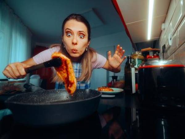 Las sartenes rayadas o con recubrimientos dañados son más propensas a que se pegue la comida.