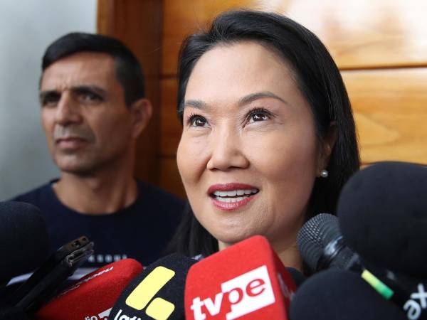 La candidata derechista a la Presidencia de Perú, Keiko Fujimori, captada al atender a la prensa, en Lima (Perú).