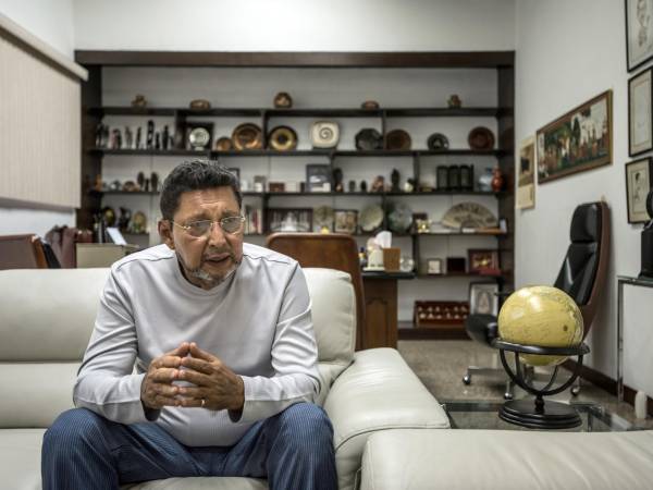 Bayardo Arce, un comandante sandinista original, fue arrestado en julio. Su oficina en Managua en el 2015. (Meridith Kohut para The New York Times)