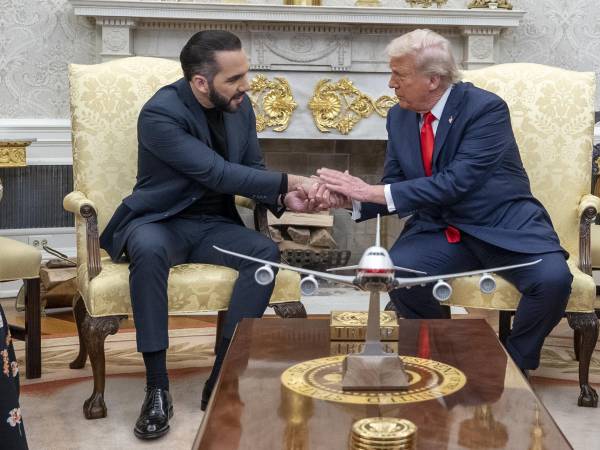 Fotografía de archivo, tomada el 14 de abril de 2025, en la que se captó al presidente de Estados Unidos, Donald Trump (d), al estrechar la mano de su homólogo salvadoreño, Nayib Bukele (i), al recibirlo en el Despacho Oval de la Casa Blanca, en Washington DC (EE.UU.). EFE/Ken Cedeño/Pool