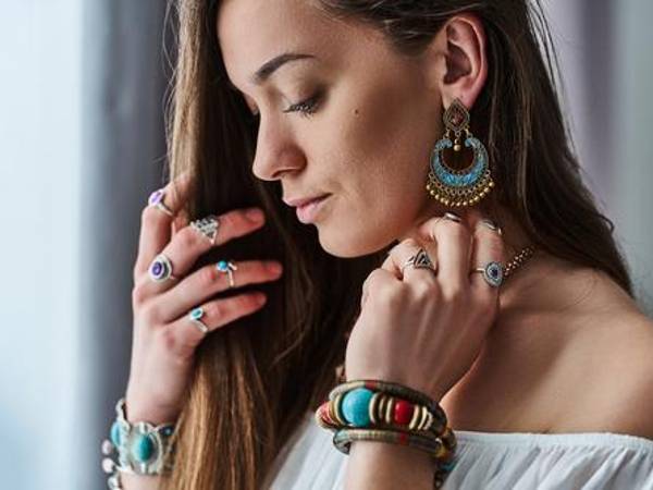 Los accesorios de inspiración tribal forman parte de la tendencia Boho Chic.