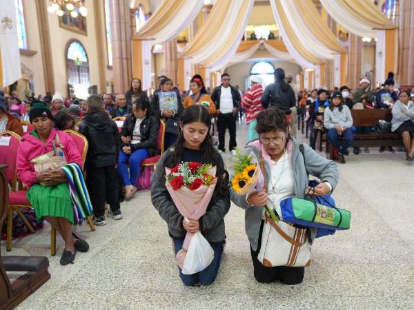 La virgen de Suyapa, que tiene conferido el grado de capitana de las Fuerzas Armadas de Honduras, es una estatuilla de seis centímetros de alto tallada en madera de cedro que fue hallada, según apuntes históricos, por los campesinos Alejandro Colindes y Lorenzo Martínez el 3 de febrero de 1747. Fotos: Marbin López y Linda Käsbohrer.