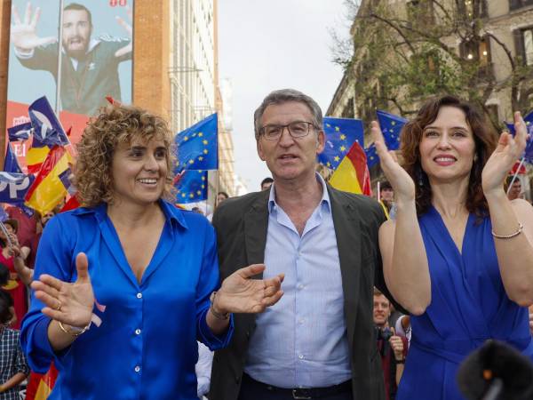 El líder del Partido Popular, Alberto Núñez Feijóo (c), acompañado por la cabeza de lista del PP para las elecciones al Parlamento Europeo, Dolors Montserrat (i), y la presidenta de la Comunidad de Madrid y del PP de Madrid, Isabel Díaz Ayuso.