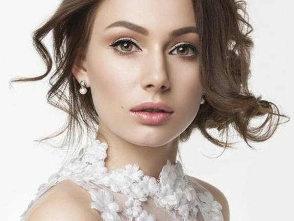 Labios de aspecto natural: Esta temporada, los labios de aspecto natural toman protagonismo en las tendencias de maquillaje para novias otoñales. Las tonalidades suaves, como los tonos nude, rosados y melocotón evocan una apariencia fresca y romántica que complementa la delicadeza y autenticidad de una novia moderna.