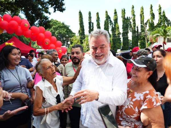 Roberto Contreras, presidente del Consejo Central Ejecutivo del Partido Liberal (CCEPL) y alcalde de San Pedro Sula en busca de la reelección, realizó este 30 de noviembre un recorrido por distintos centros de votación como parte de su agenda de supervisión del proceso electoral.