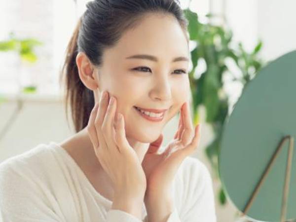 1. Doble LimpiezaLa doble limpieza es el primer paso crucial. Consiste en usar un limpiador a base de aceite para eliminar el maquillaje y el protector solar, seguido de un limpiador a base de agua para eliminar el sudor y las impurezas restantes. Este método asegura una piel completamente limpia y preparada para absorber los productos siguientes.