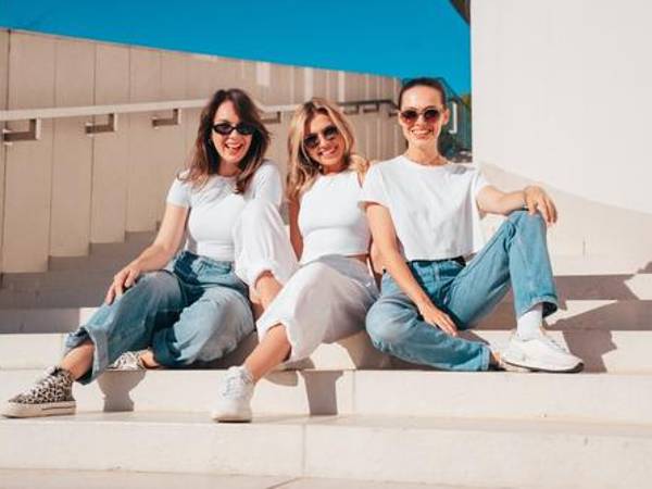 La camiseta blanca encarna la rebeldía, masculinidad contenida y una nueva idea de juventud urbana