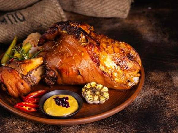 Aprende a preparar la pierna de cerdo con técnicas expertas de marinado, horneado y presentación que impresionarán a tus seres queridos.